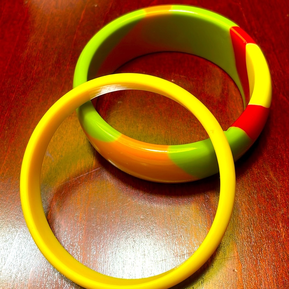 Women’s multicolored bracelets (2 pieces)
 green gold burgundy & yellow. Preown.